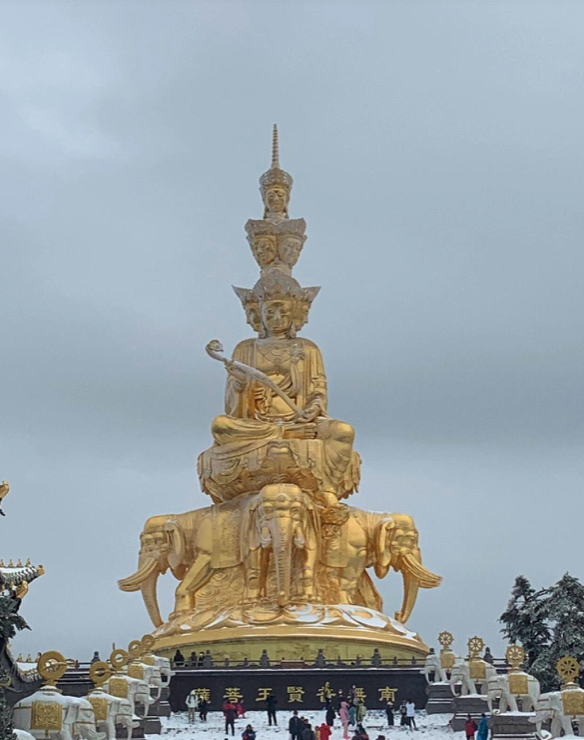本来是想去看日出的,但是天气不是很好,结果发现有大雪,真的非常兴奋,意外的惊喜